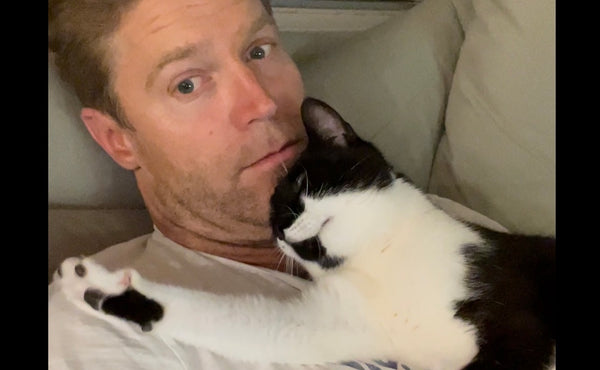 Why pets headbutt…and should you do it back?! 😳